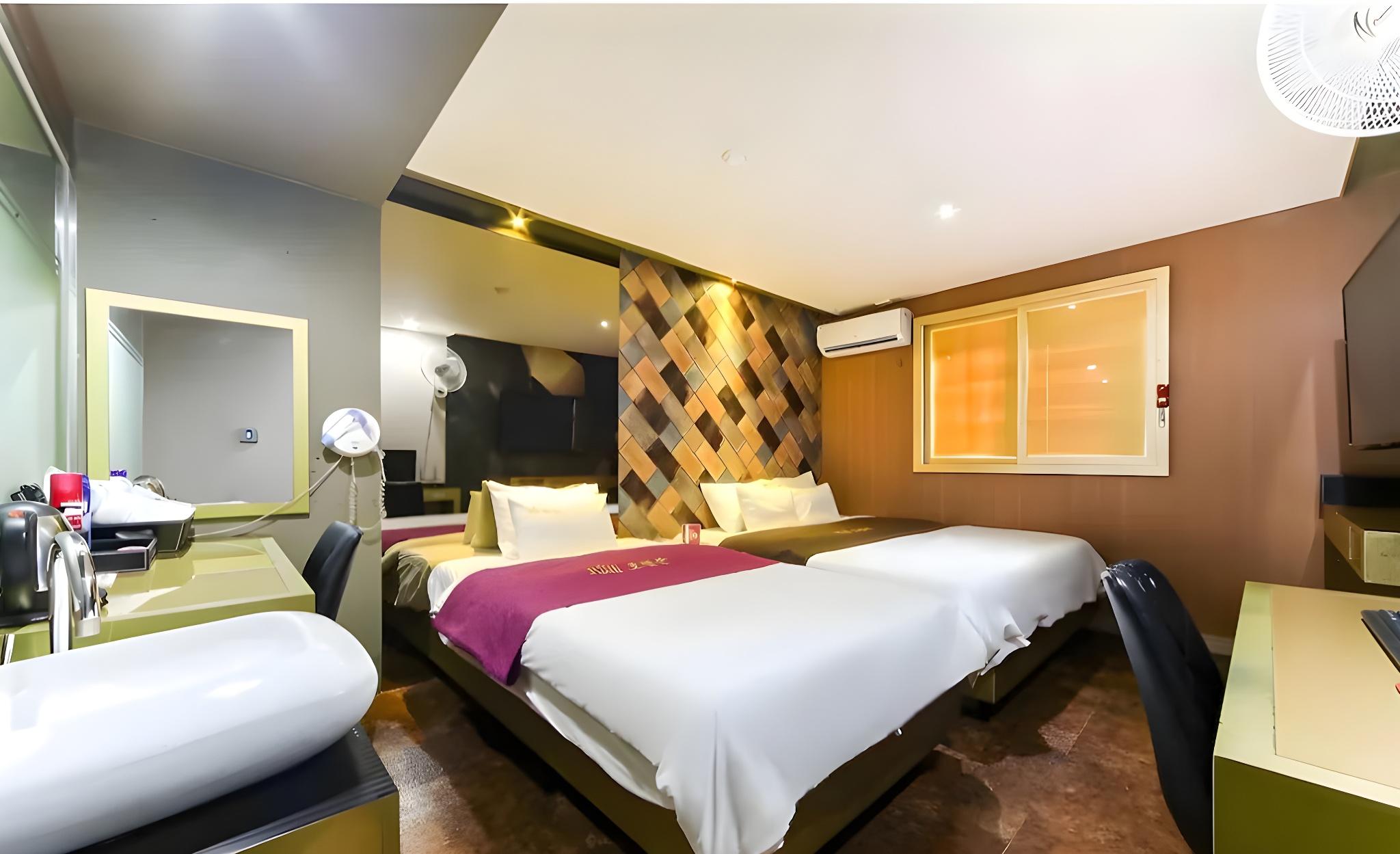 Deluxe, Twin Beds