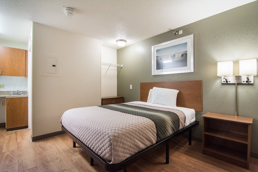 EFFICIENCY, QUEEN BED, ACCESSIBLE