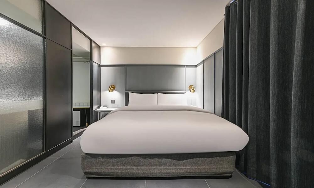 Dominique Hotel 10/77