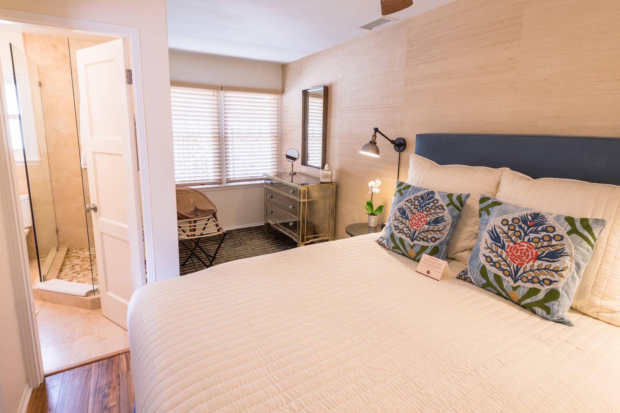 DELUXE, STUDIO, QUEEN BED, KITCHEN