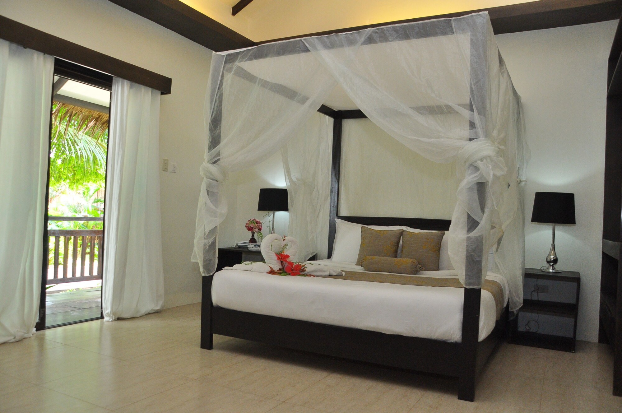 DELUXE, KING BED