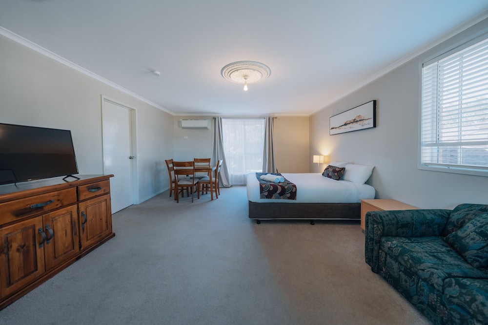 GOSFORD PALMS MOTOR INN 6/62