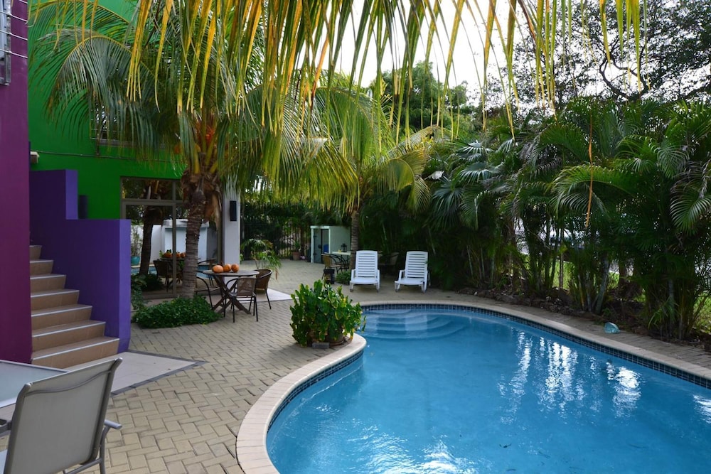 Quints Travelers Inn 55/64