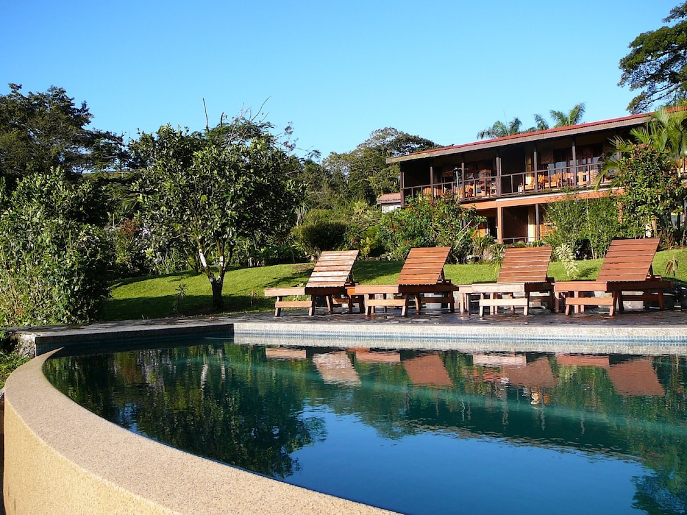 Arenal Lodge 68/73