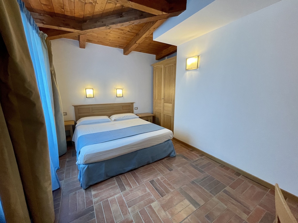 Le Mandrelle Beach Resort 8/28