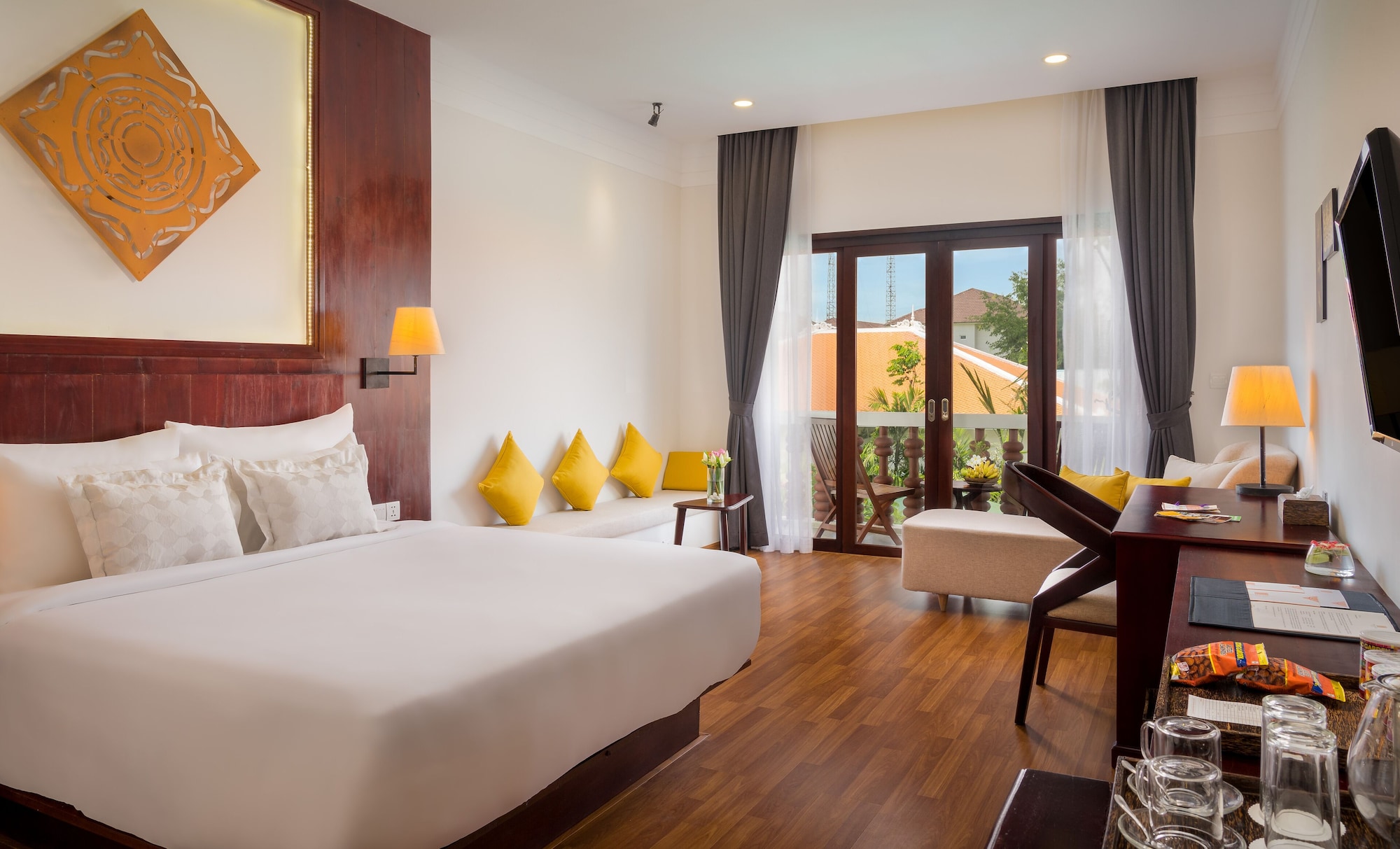 DELUXE, KING BED