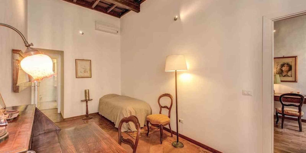 Passetto at Borgo Pio 8/25