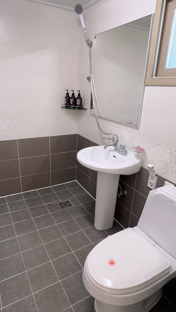 Bellus Rose Pension Hotel 63/64