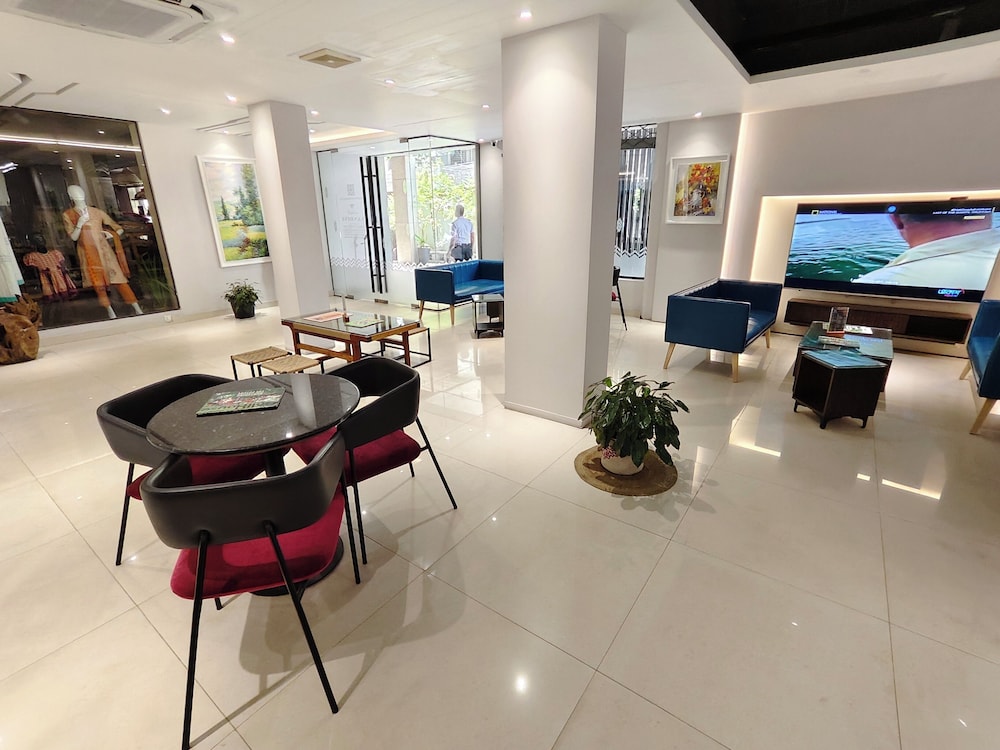 Hotel Nandini 62/70