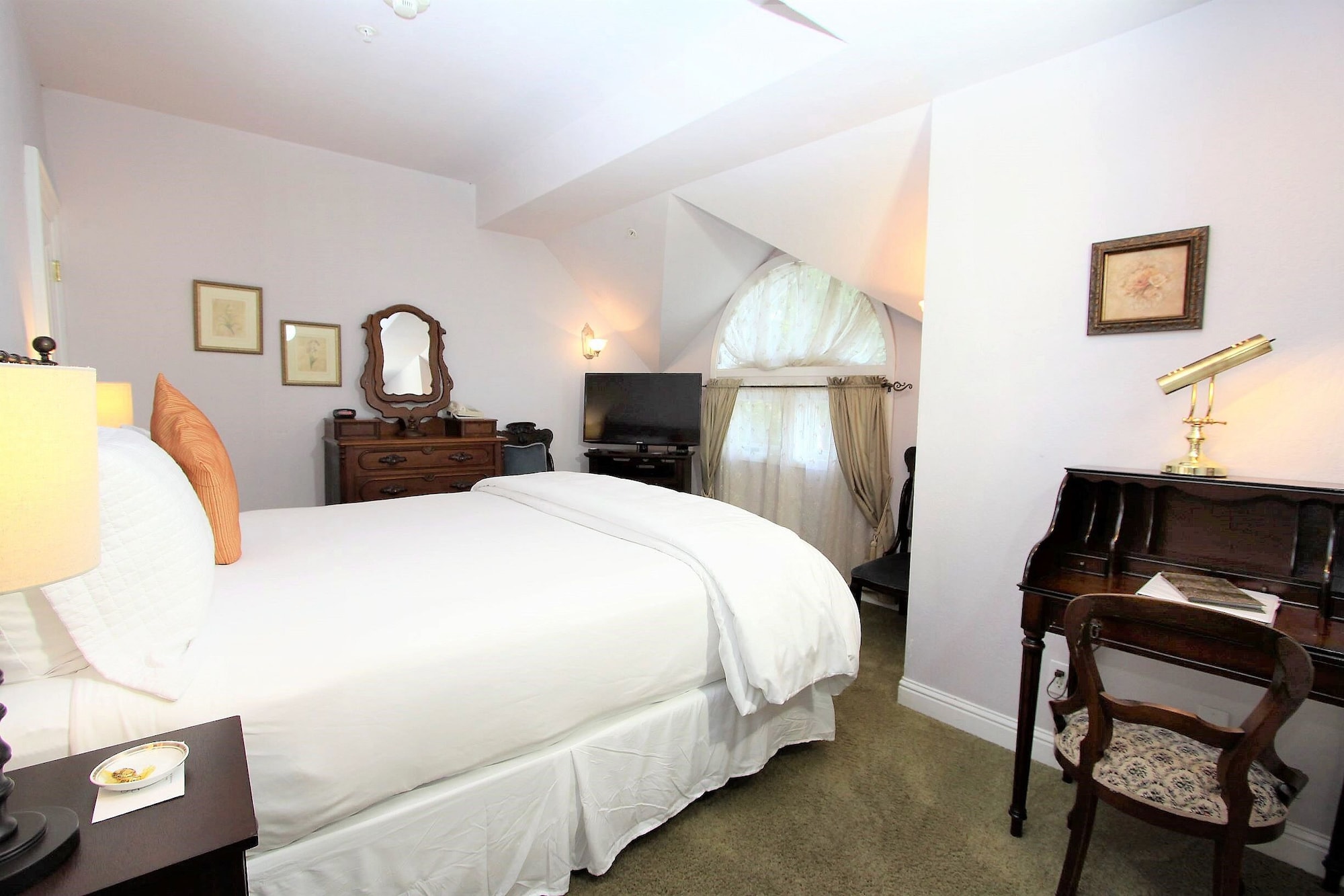 Gable, King Bed