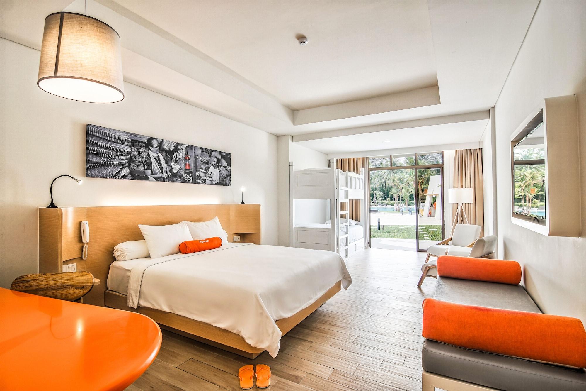 Harris, King Bed, Pool Access
