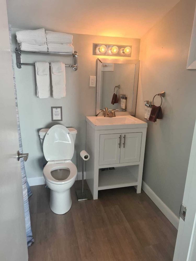 Smuggler’s Cove Inn 50/50