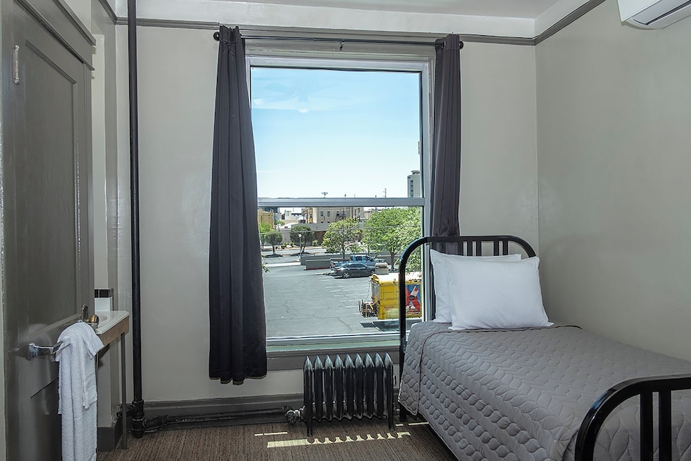 HOUSE, TWIN BEDS, SHARED BATHROOM