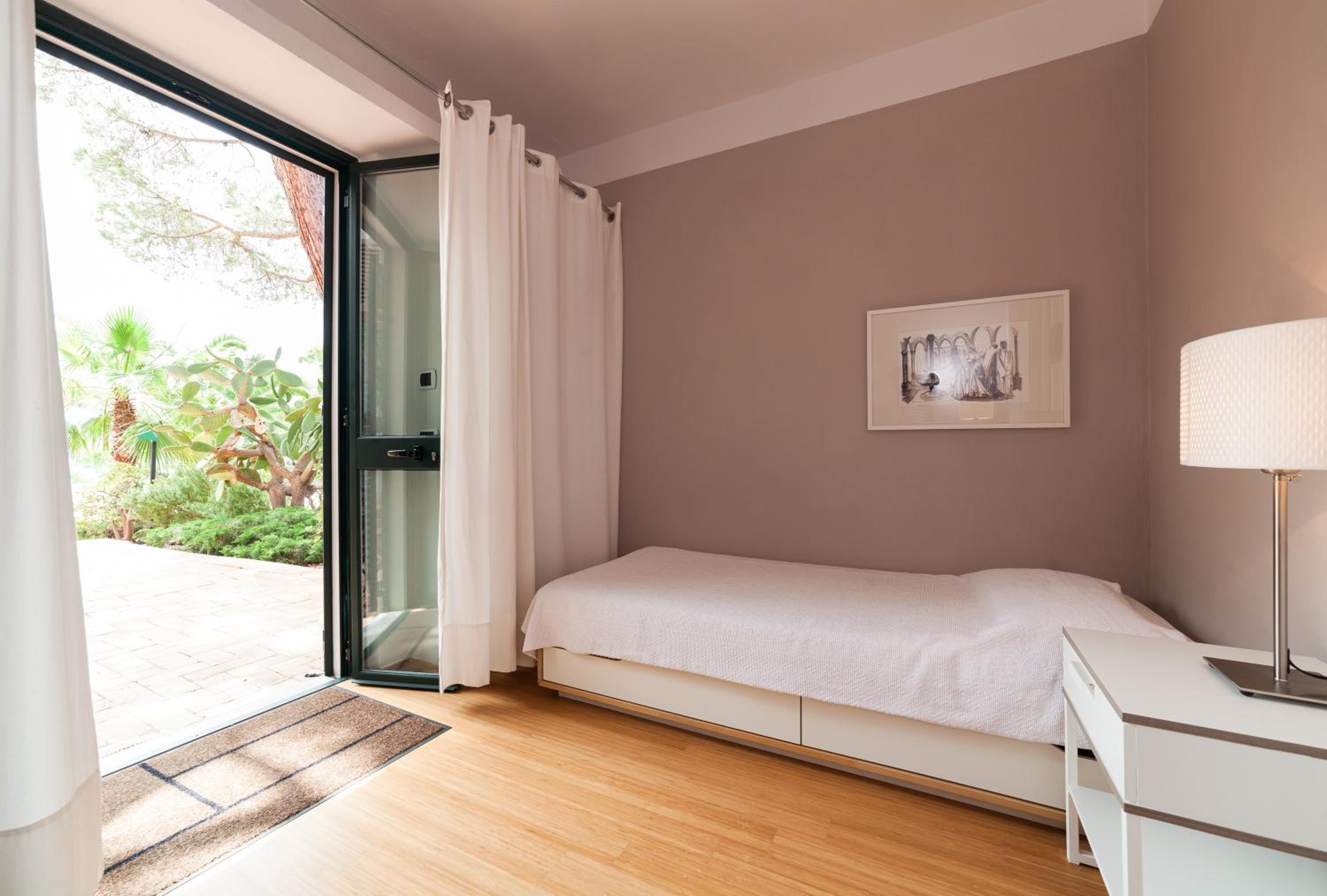 Room, Single