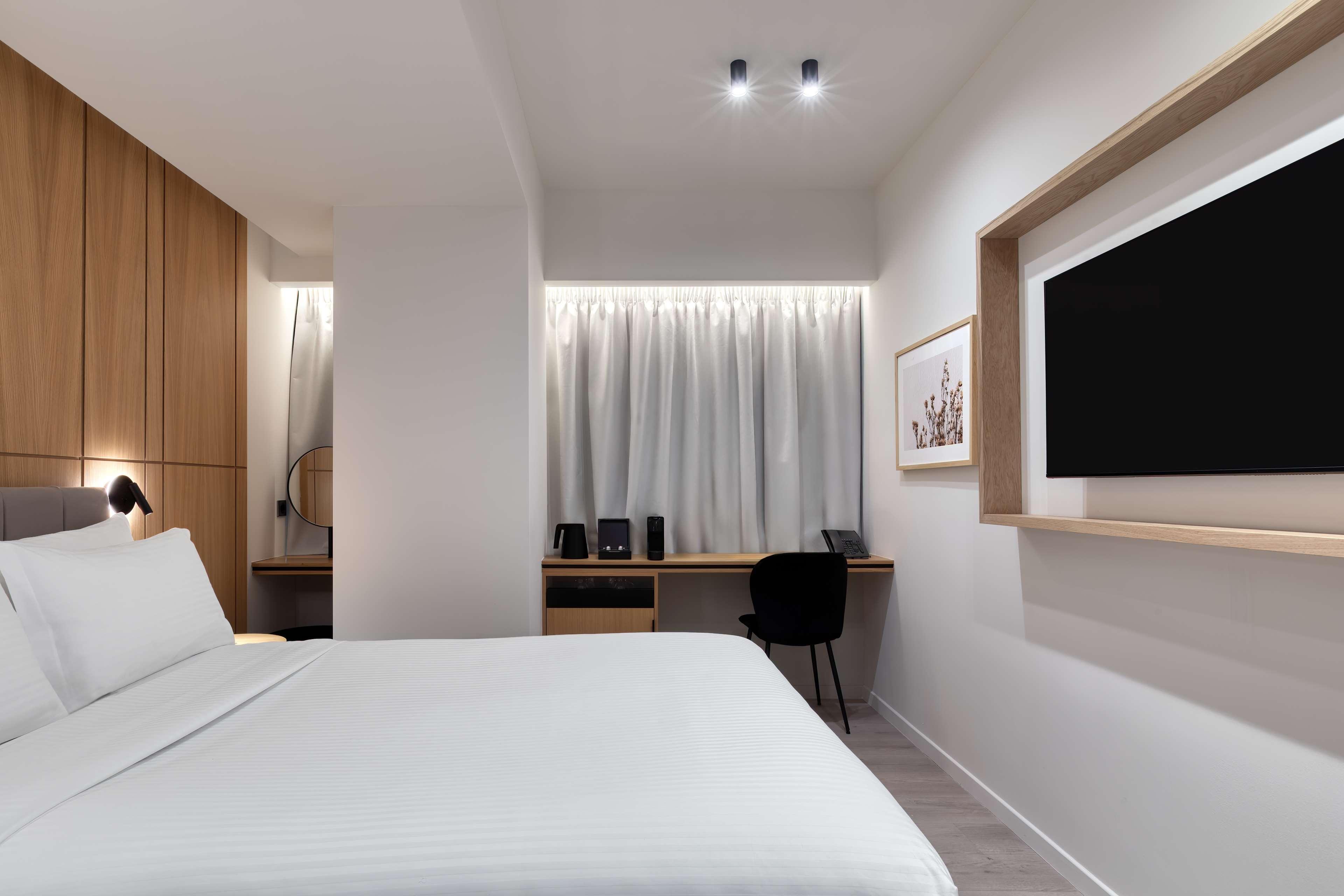 ROOM, DOUBLE BED