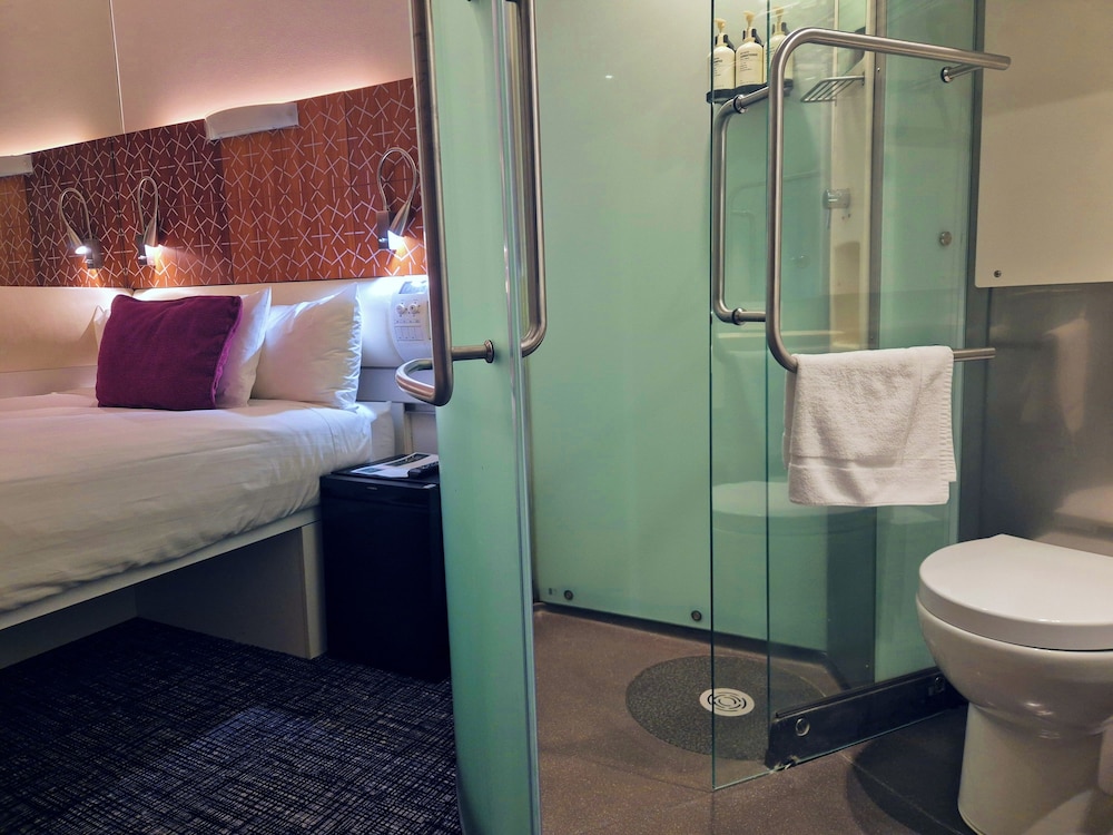 INTERIOR, DOUBLE BED