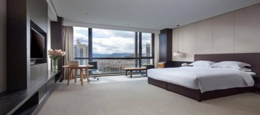 2 BEDROOMS, EXECUTIVE, SUITE, KING BED, SMOKING