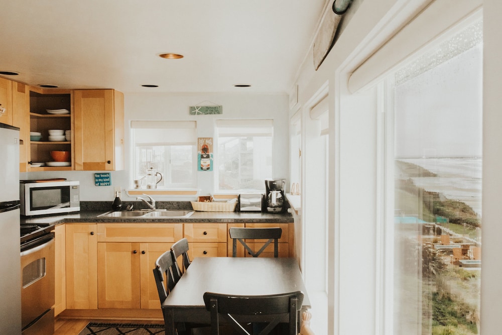 Nye Beach Condos At Pacific Crest 4/50