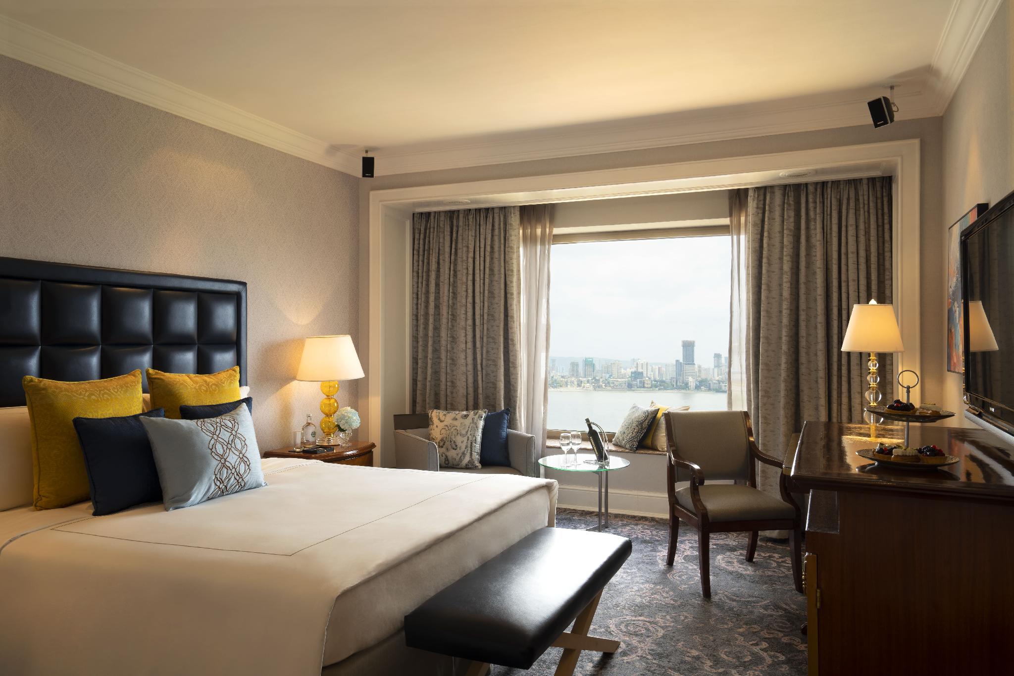Executive, Suite, King Bed, Pool View, Butler, Club Lounge Access