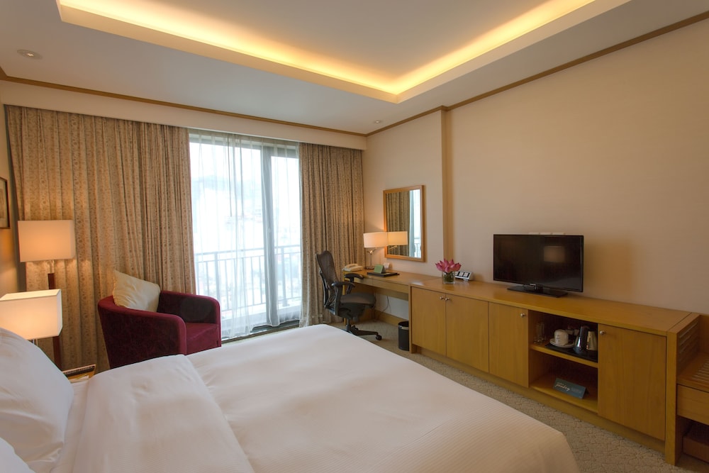 ROOM, KING BED, BALCONY