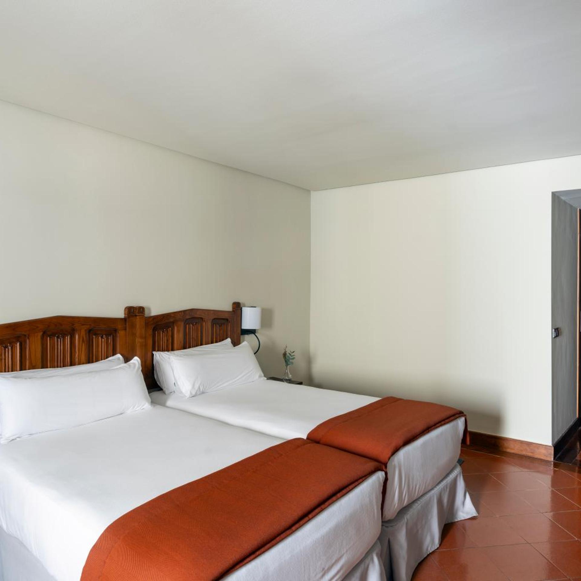 غرفة قياسية بسرير فردي