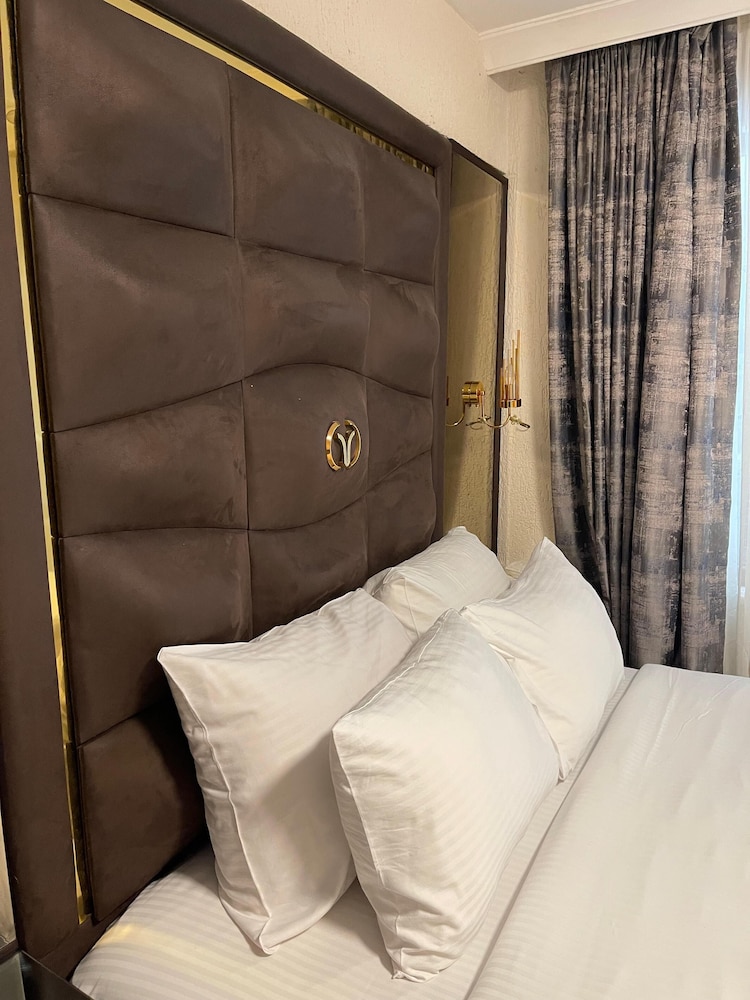 Aymira Suites 24/40