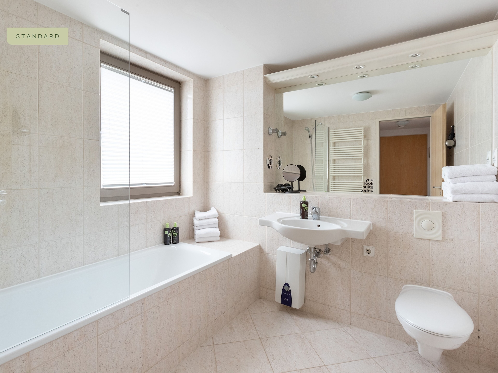 جناح كبير بسرير كوين مع أريكة، Flower's Boardinghouse Mitte 6/8