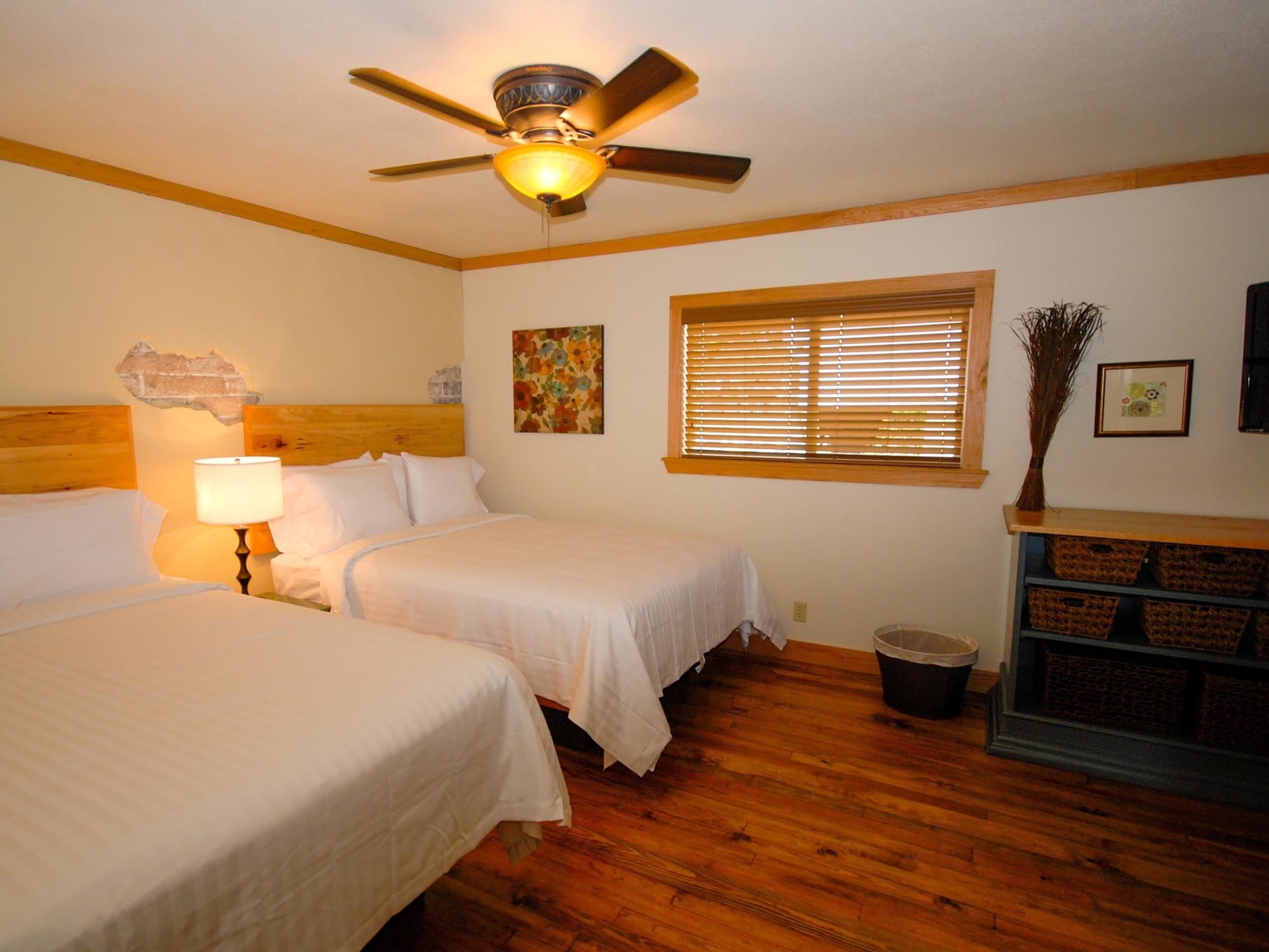 1 BEDROOM, SUITE, 2 DOUBLE BEDS