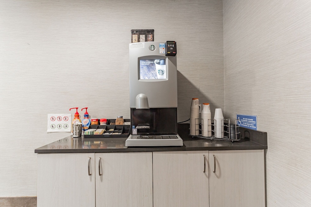 Orangewood Inn & Suites Kansas City Airport 35/37