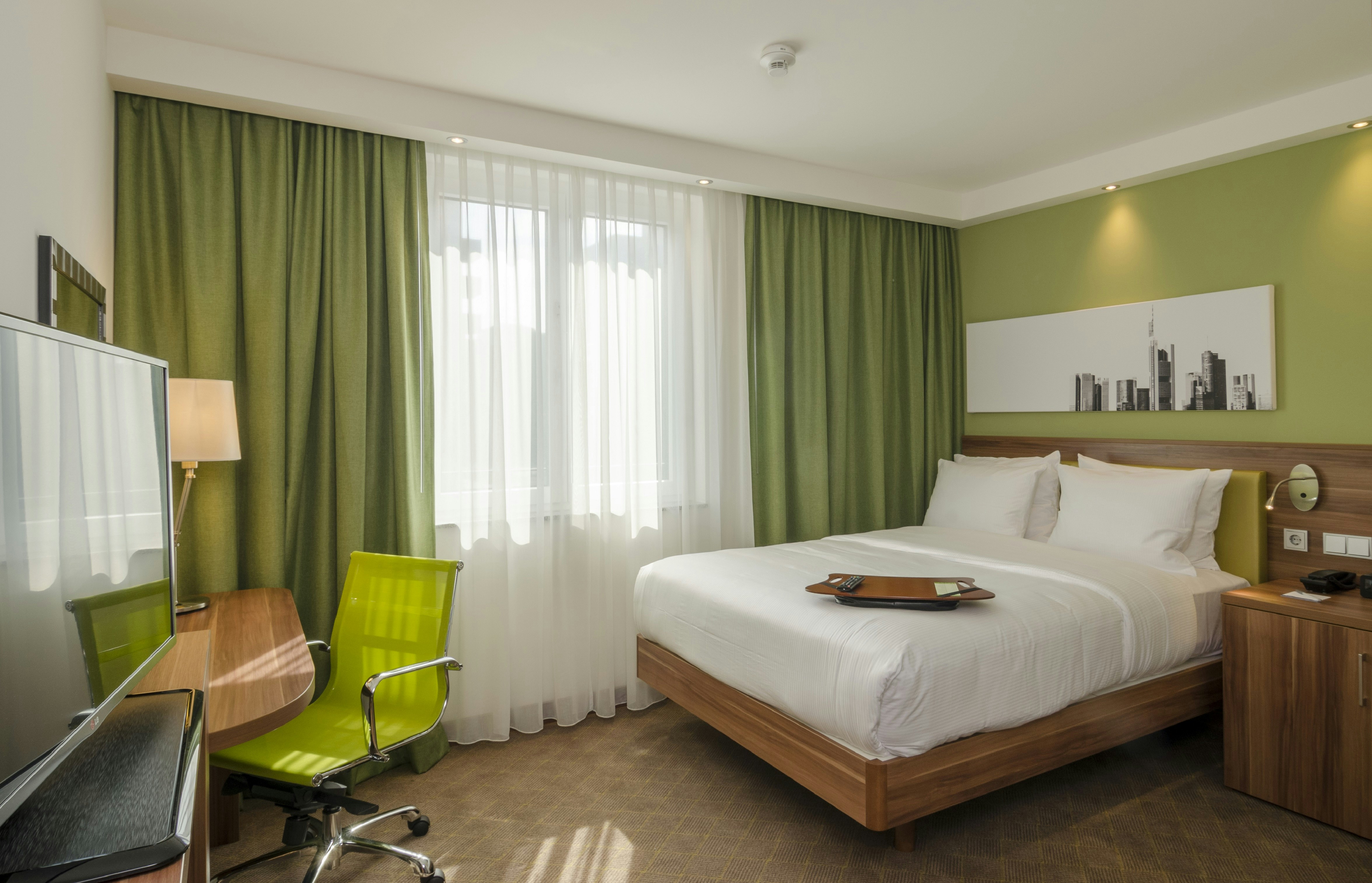 ROOM, QUEEN BED