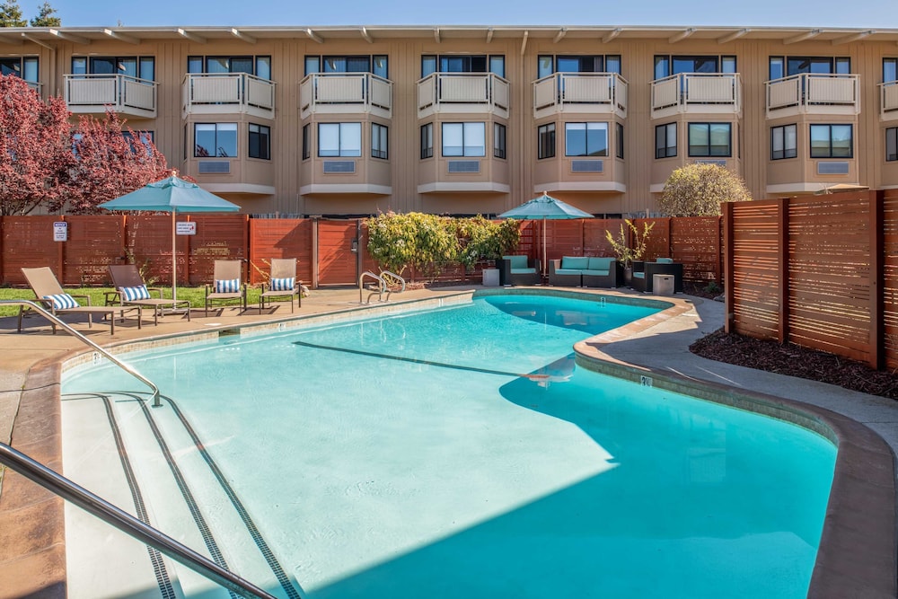 The Lodge At Tiburon 33/66