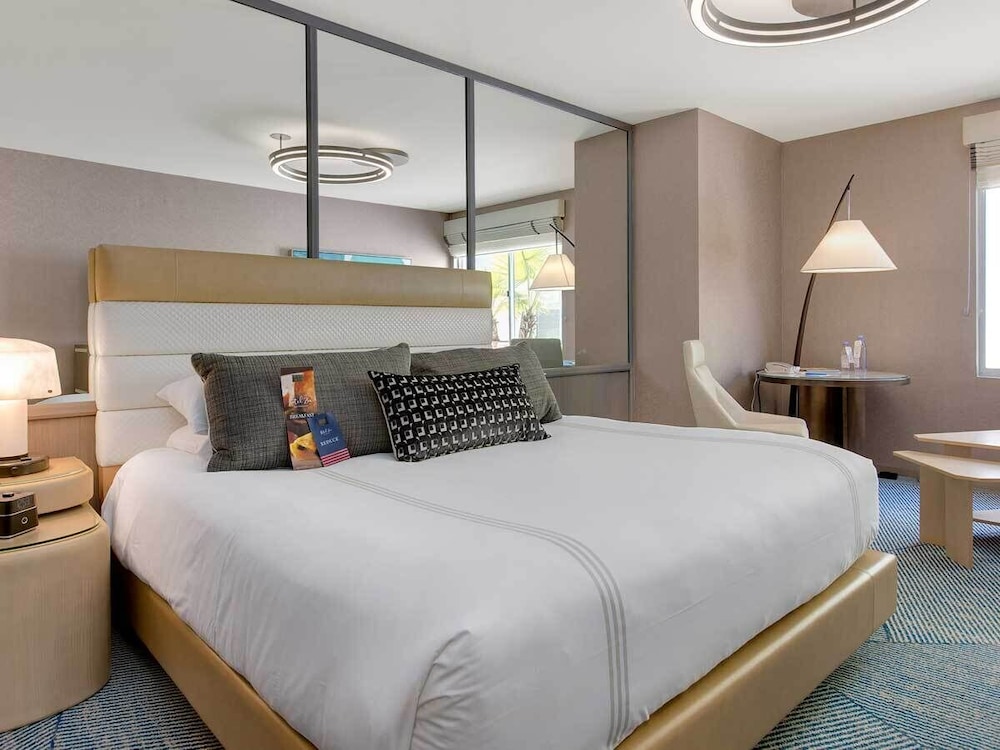 DELUXE, KING BED, ACCESSIBLE