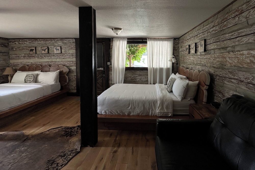 Family, 2 Queen Beds, Sofa