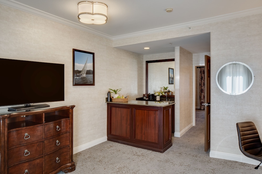 Ayres Hotel Suites Costa Mesa Newport Beach 5/50