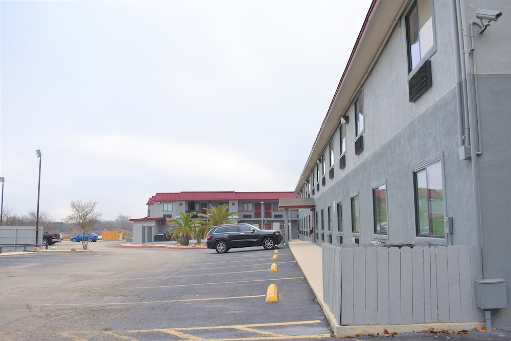 Super 8 by Wyndham New Braunfels I-35 7/36