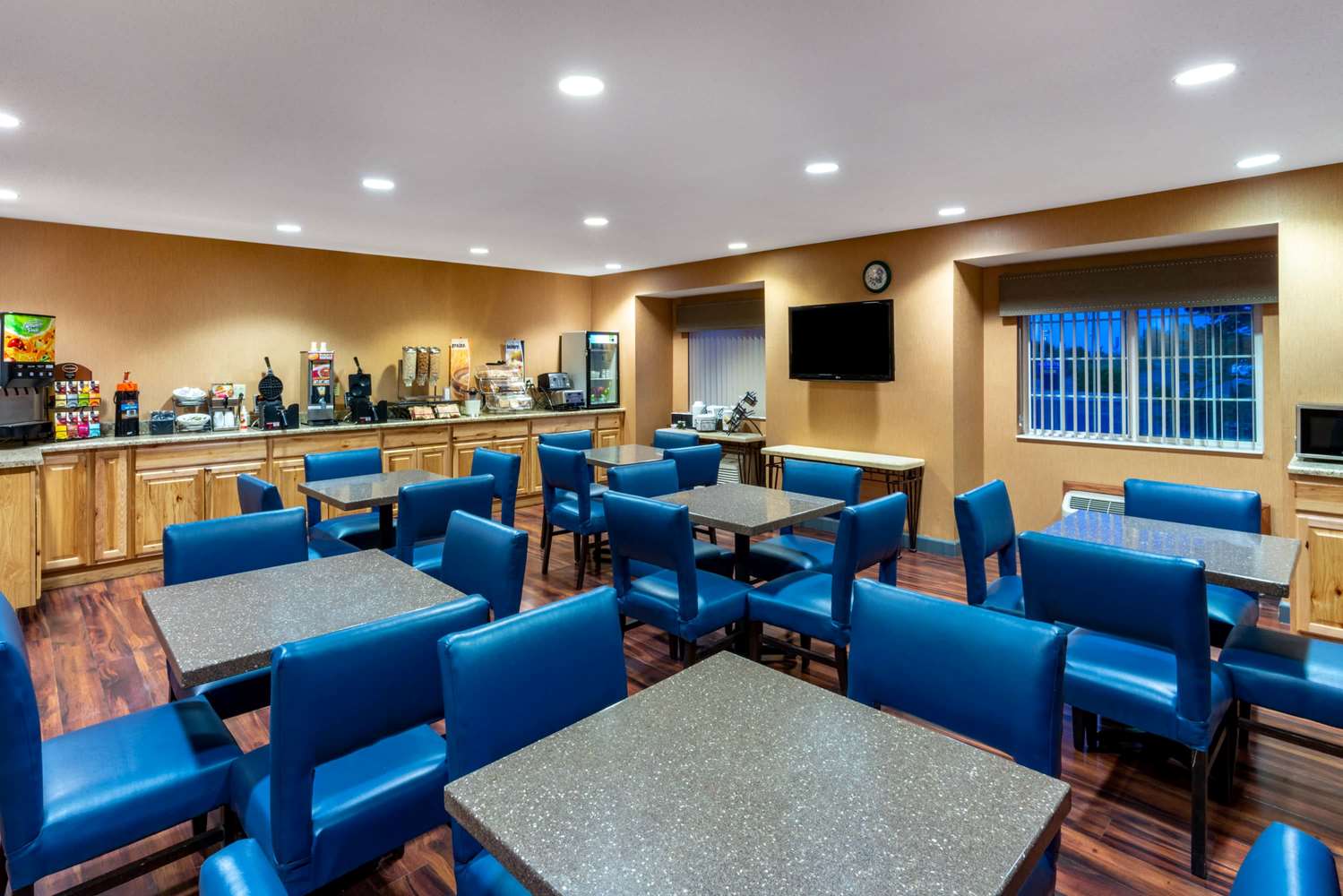 Microtel Inn & Suites by Wyndham Raton 13/21