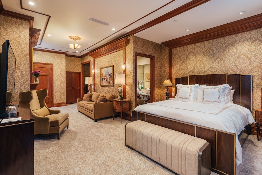 EXECUTIVE, SUITE
