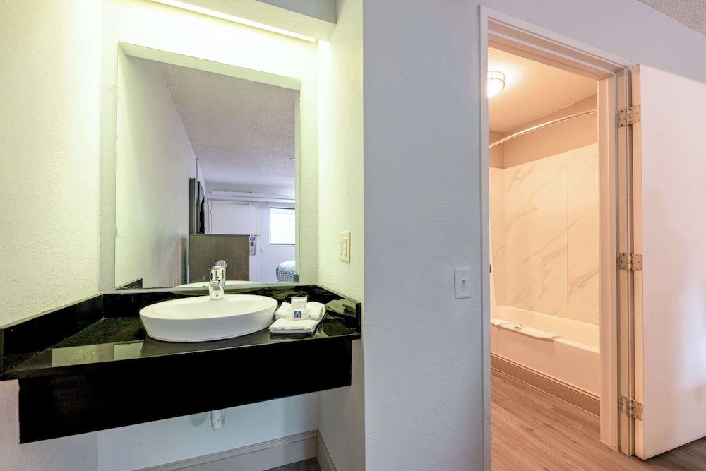 غرفة قياسية بسريرين مزدوجين لذوي الإعاقة، Motel6 Charlotte, NC - Coliseum 5/6