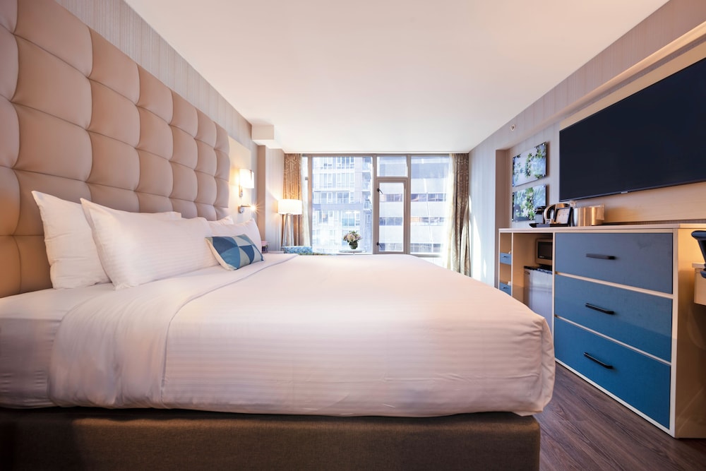 DELUXE, KING BED