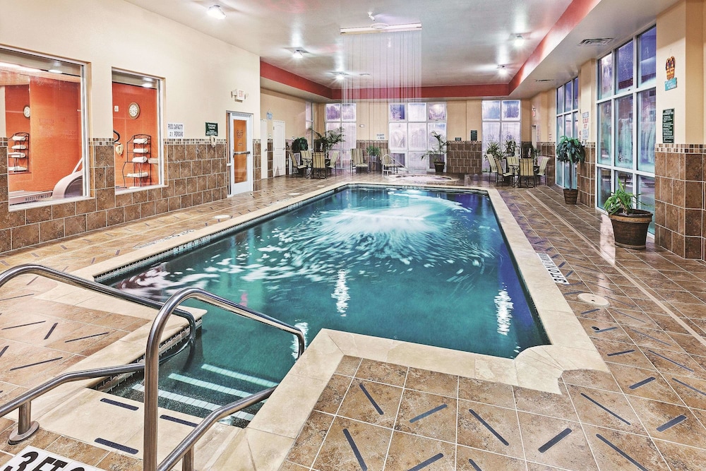 La Quinta Inn and Suites by Wyndham Ft. Worth - Burleson 2/53