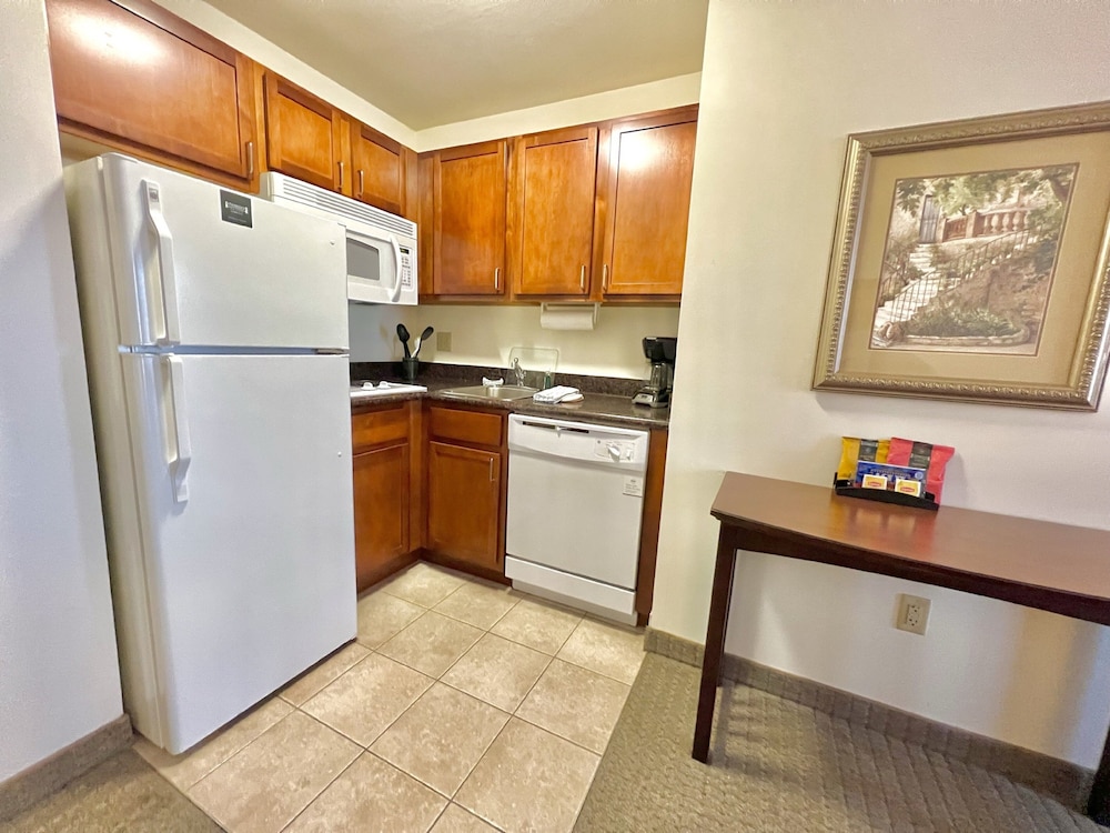 STAYBRIDGE SUITES DETROIT-NOVI 8/60
