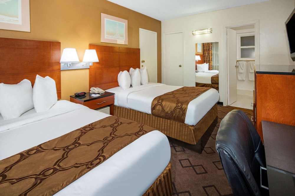 Travelodge By Wyndham Burbank-Glendale 12/28