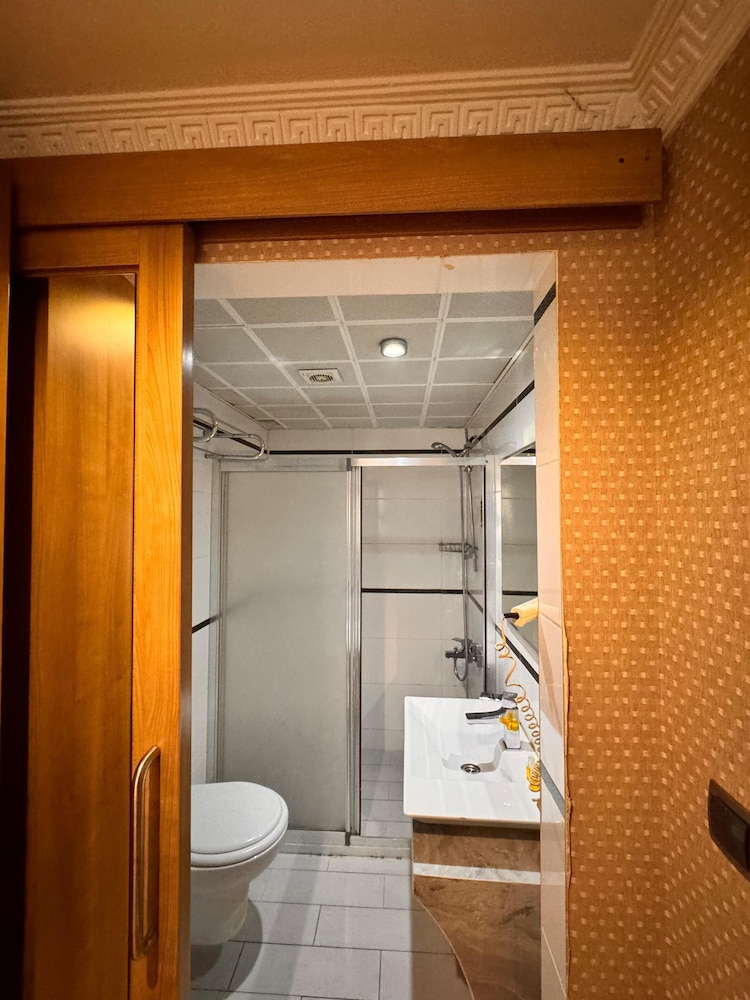 Prens Hotel 30/32