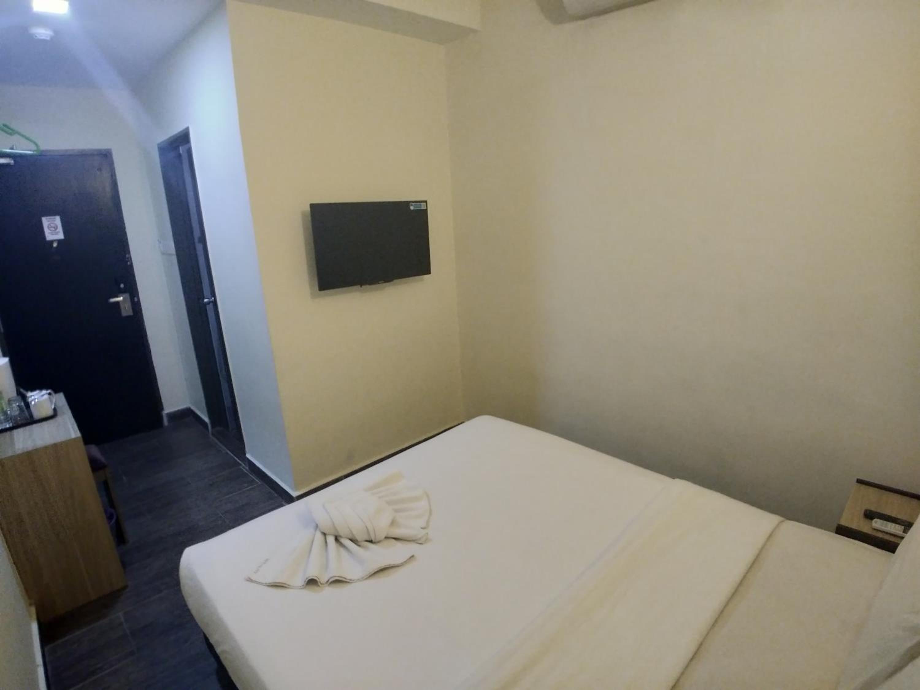 Deluxe, Queen Bed, No Window