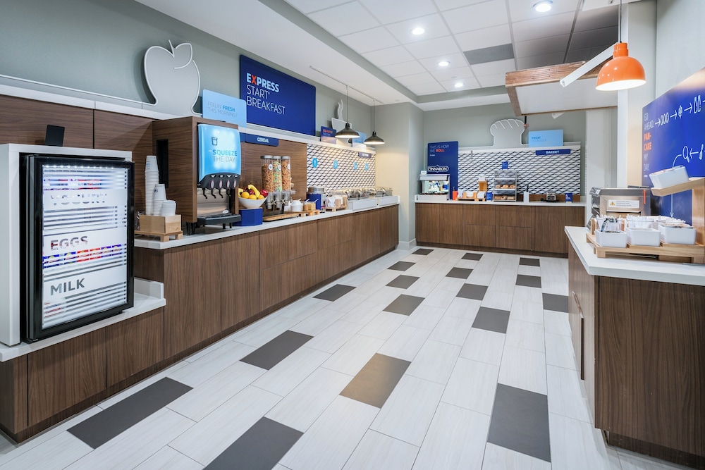 Holiday Inn Express & Suites Sugar Land SE - Missouri City 13/65