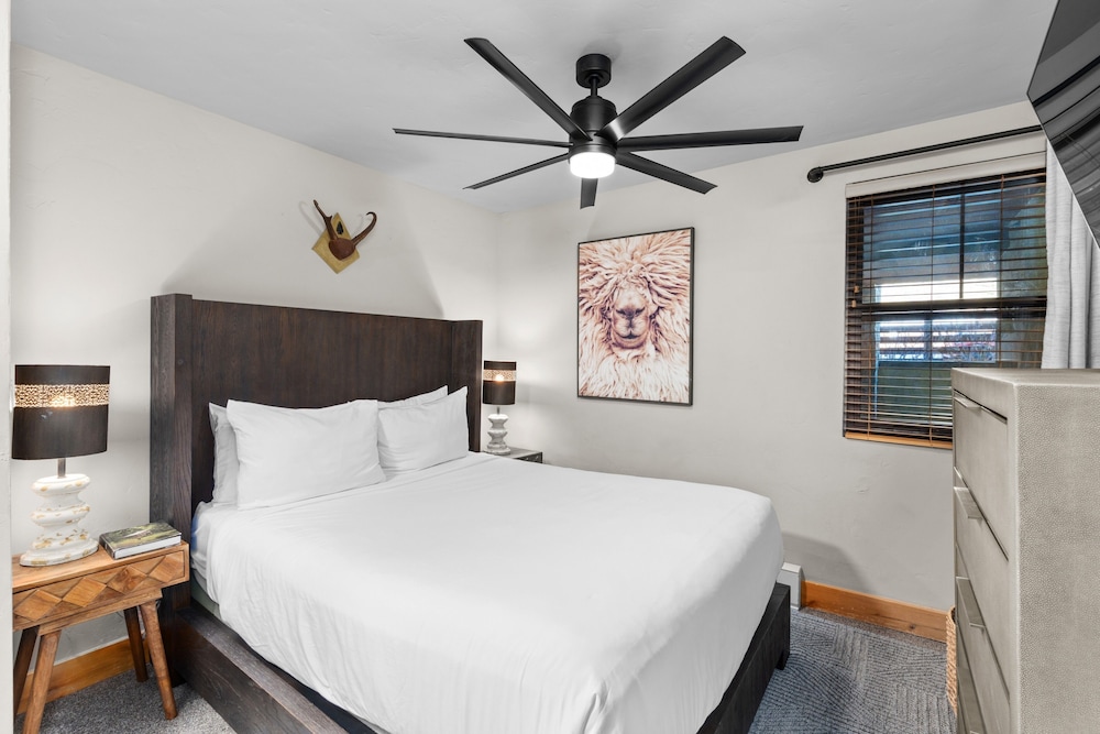 Condo, Signature, Landmark, Queen Bed