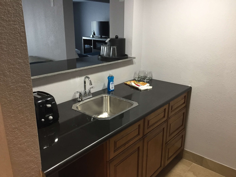 Best Western Plus Birmingham Inn & Suites 36/37
