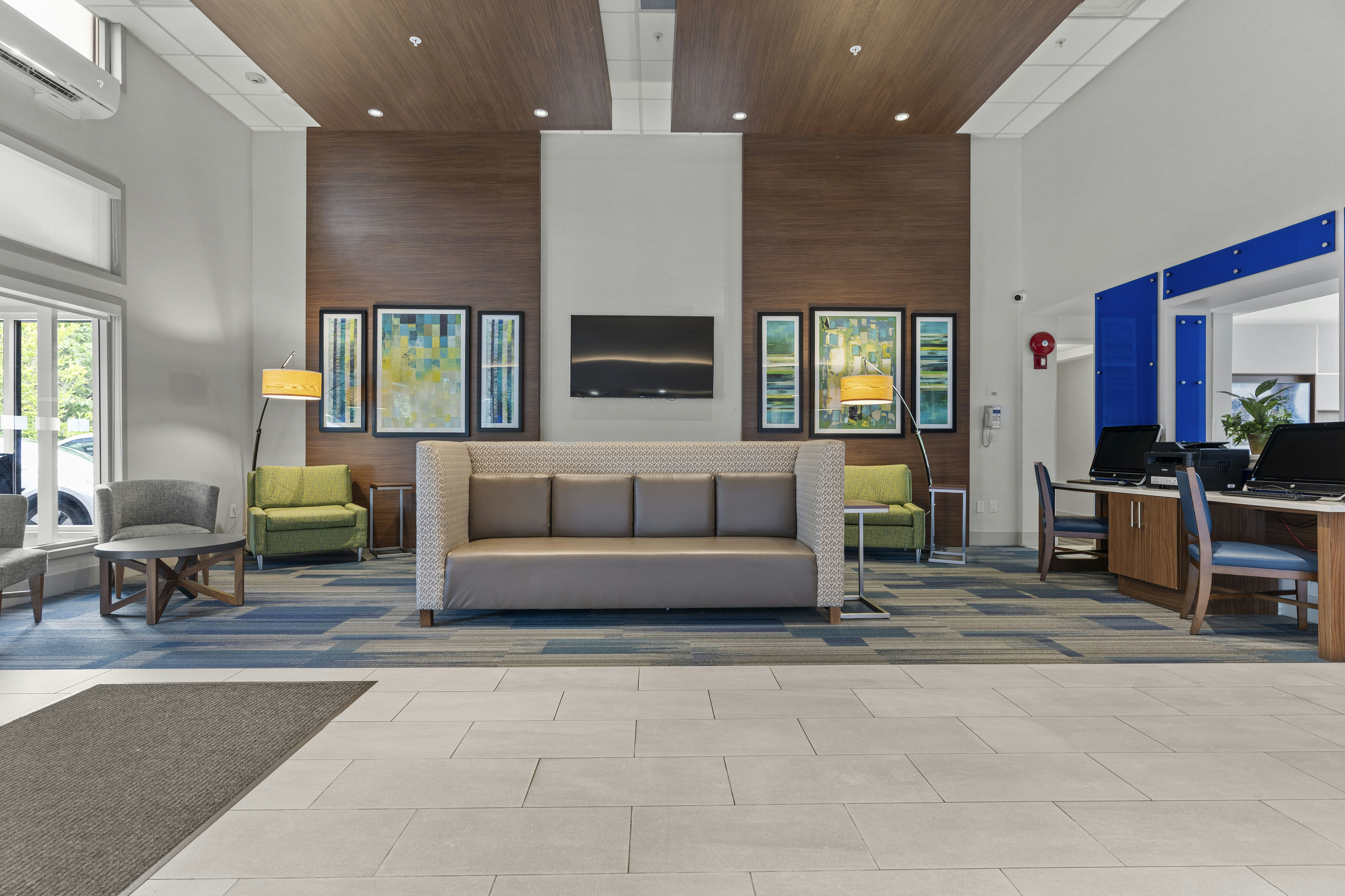 Holiday Inn Express Suites Surrey 30/50