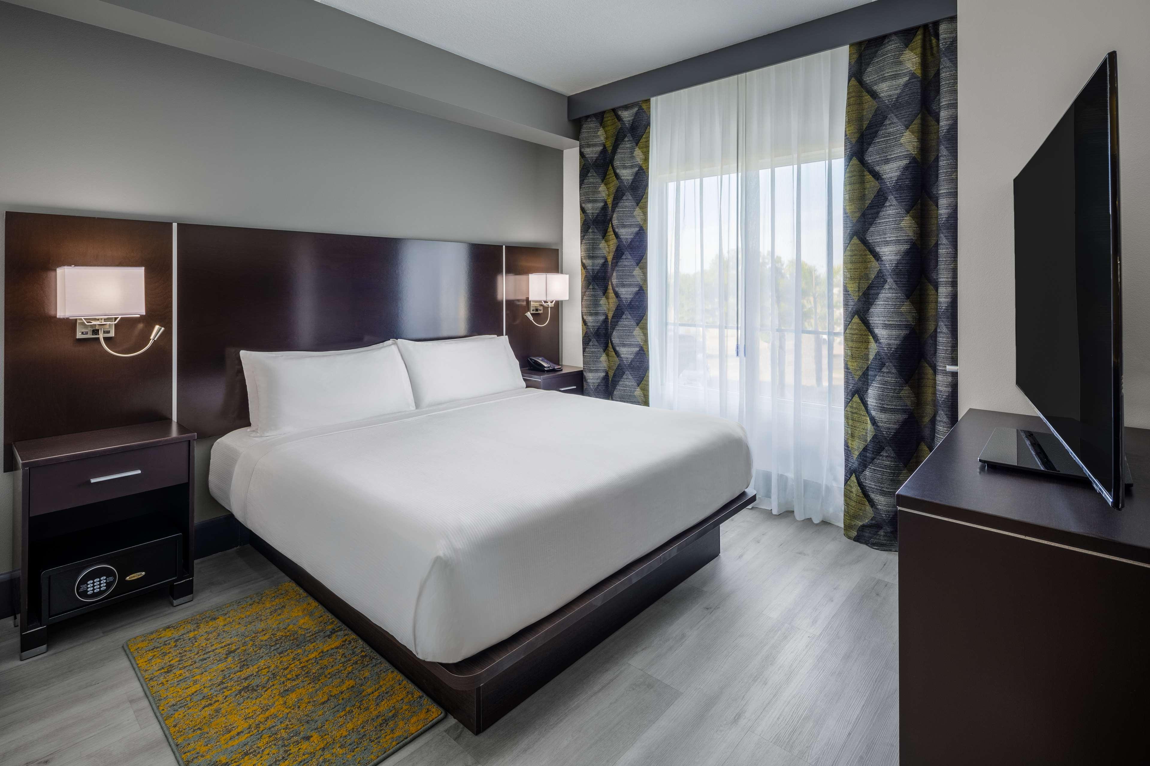 2 ROOMS, SUITE, KING BED