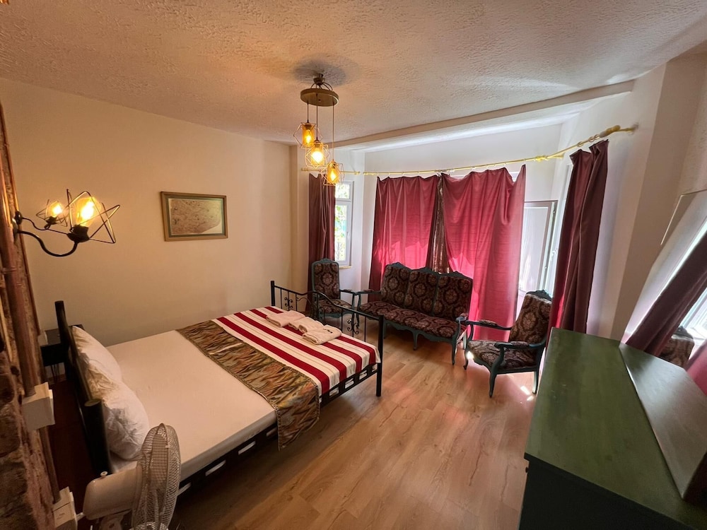 Rodin Hostel 8/44
